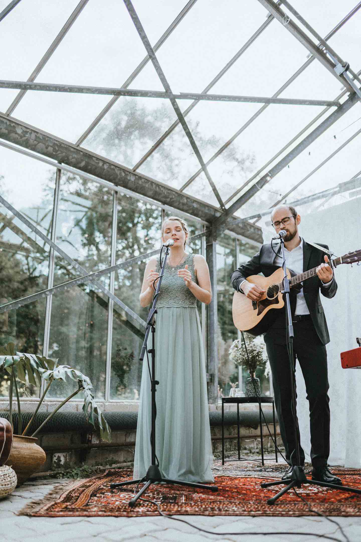 Hochzeitssänger bei Hochzeit im Gewächshaus